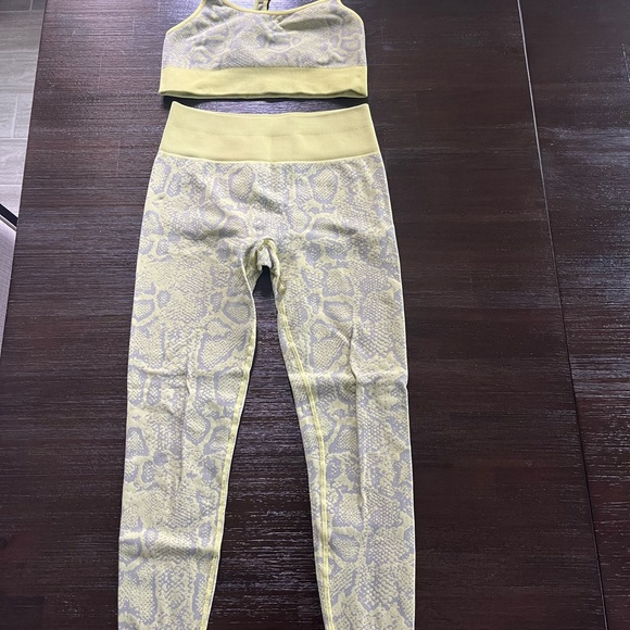 Bombshell Sportswear set - Picture 2 of 2